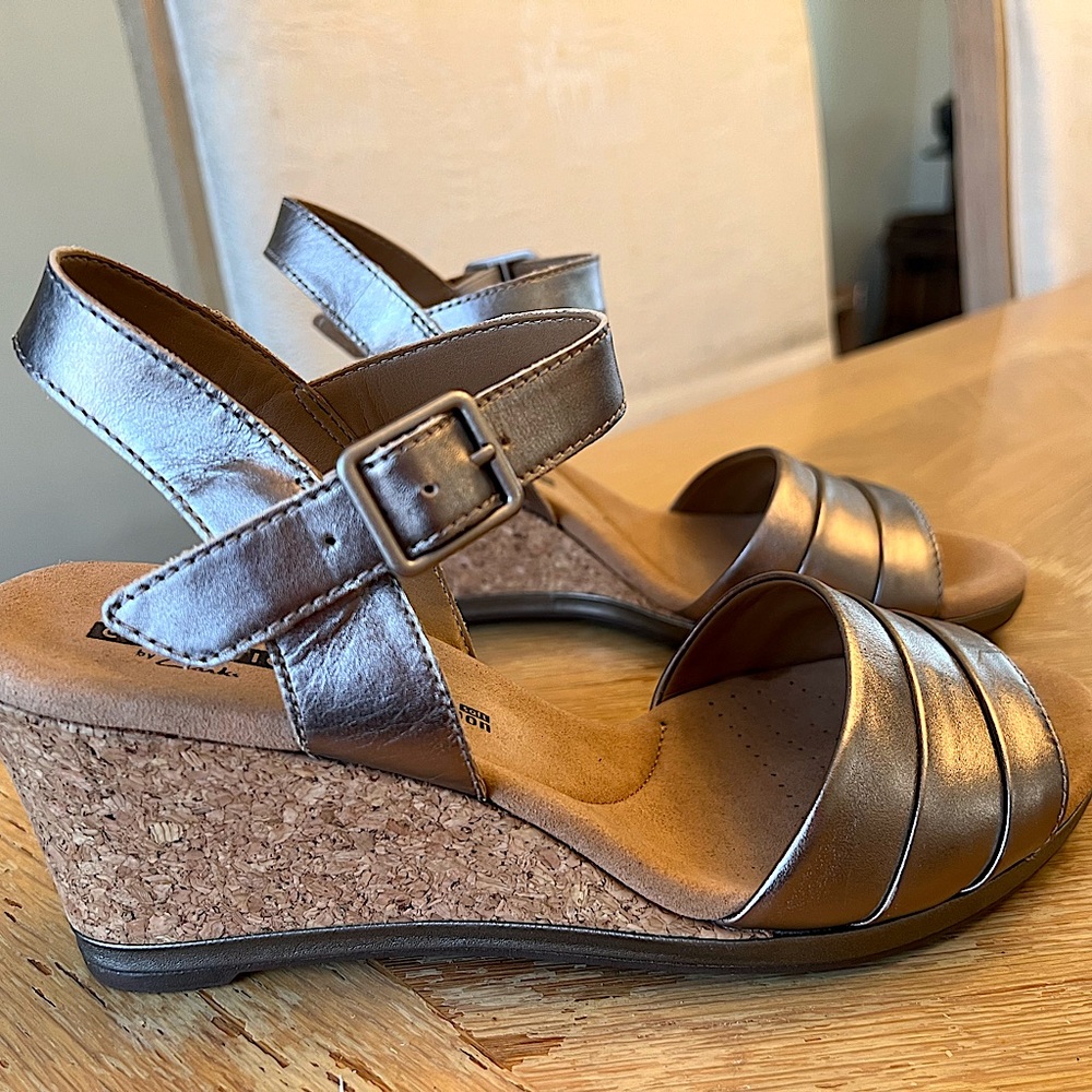 Clark’s size 7m Lafley Aletha Pewter Metallic sandal. In like new condition.